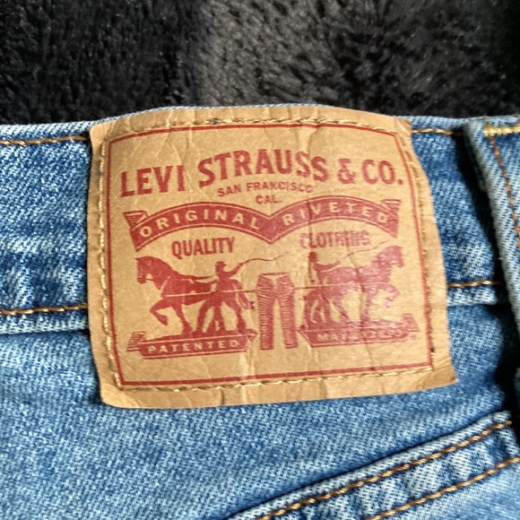Levi’s light wash high waisted jeans - Picture 5 of 9
